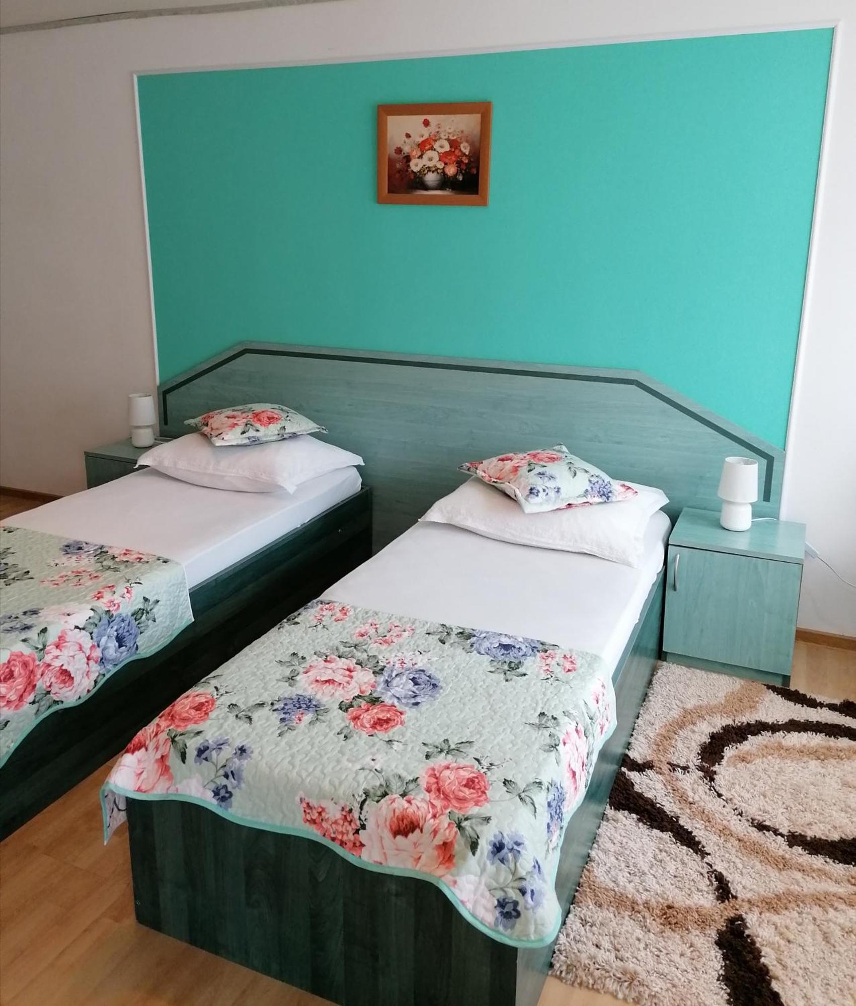 Pensiunea Ca La Mama Acasa Resita Bilik gambar